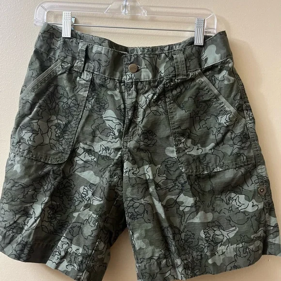 🆕Carhart  Women’s cargo Camouflage Shorts.          CC - Picture 4 of 9